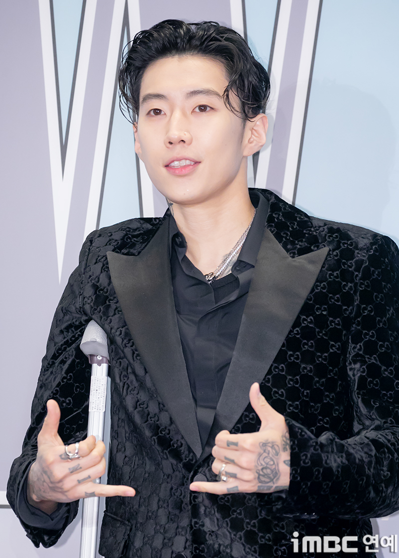 <b>유방암 행사</b>서 '몸몸몸매'…<b>박재범</b> "불편하셨던 암 환자분들께 죄송"