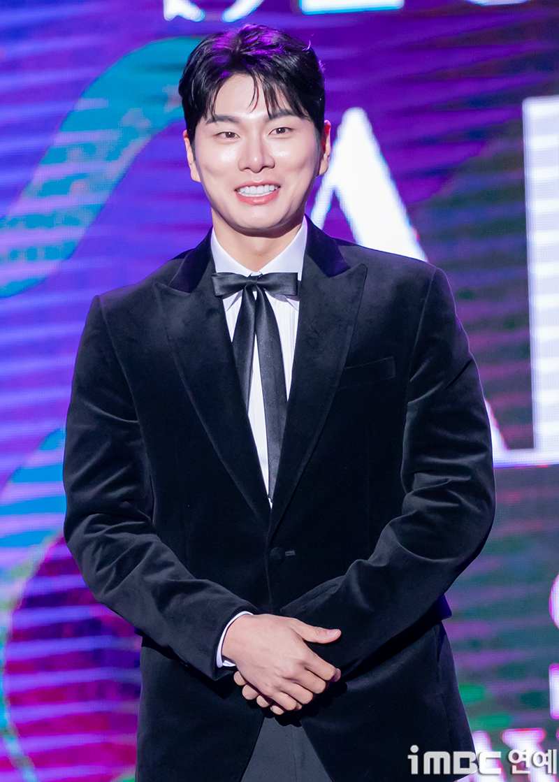 <b>이이경 사생활</b> 루머 발칵…소속사 "허위사실 법적 대응" [전문]