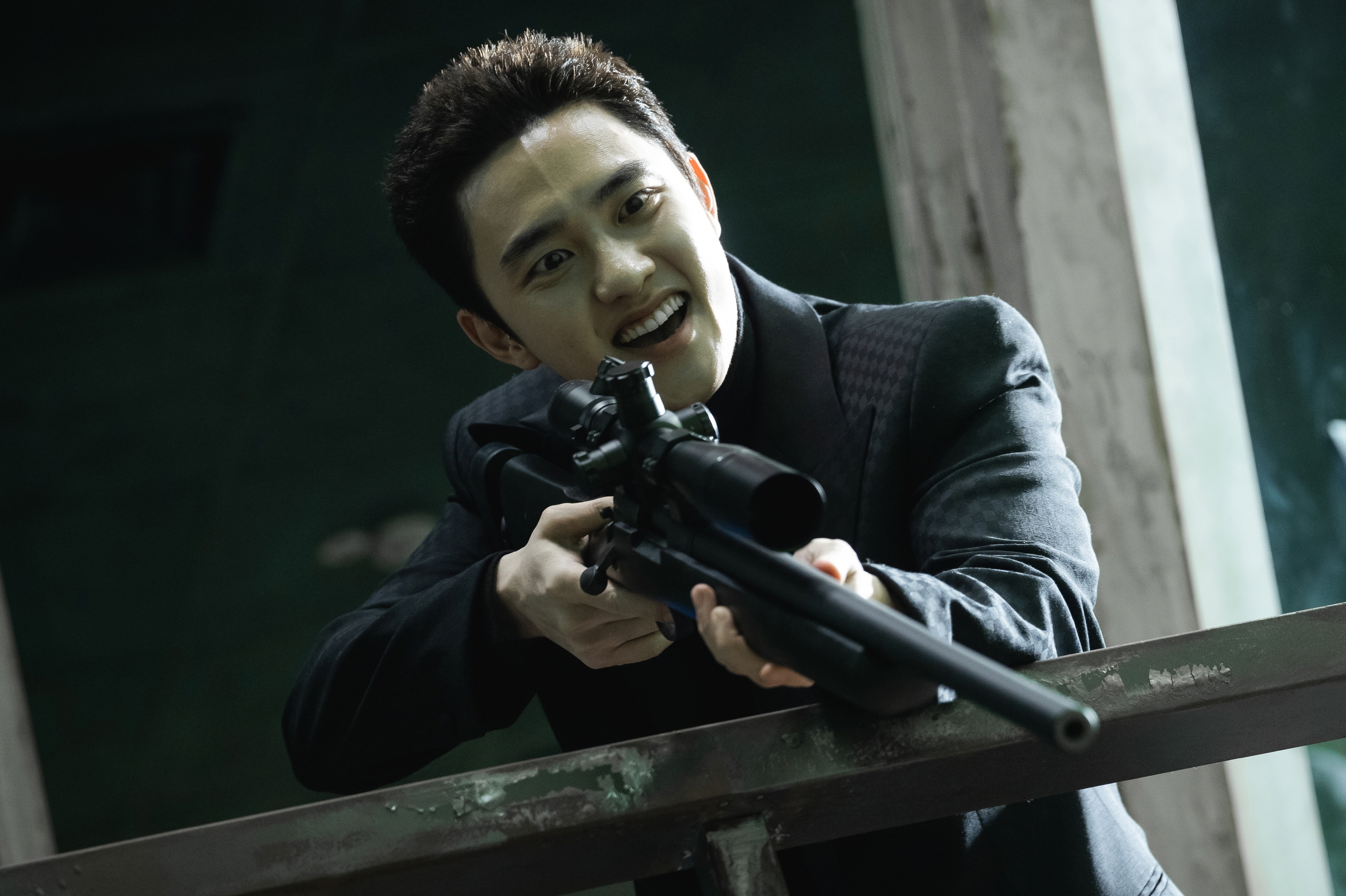 <b>도경수</b>, 총 겨누고 활짝…지창욱과 맞대결(조각도시)