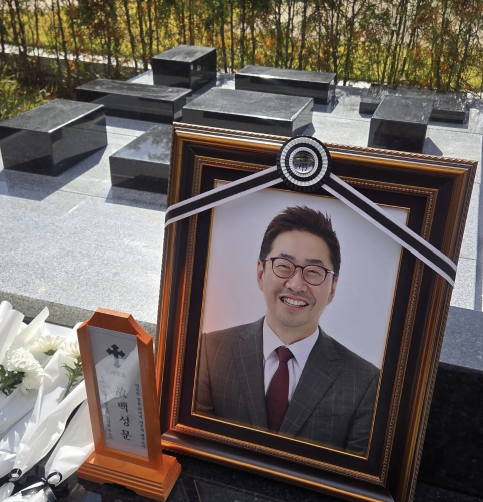 "LG 우승날 떠난 남편"…<b>김선영</b> 앵커, 故<b>백성문</b> 먹먹한 <b>추모</b>