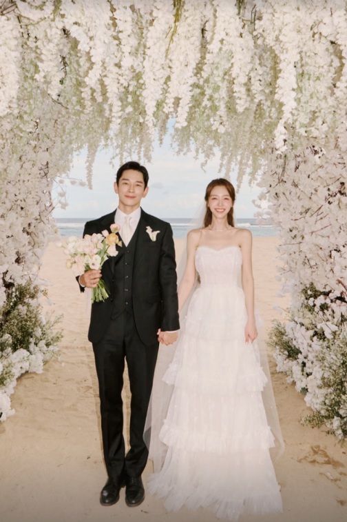 <b>방민아</b><b>온주완</b>, <b>발리 결혼식</b> 사진 공개 "행복을 향해 함께"