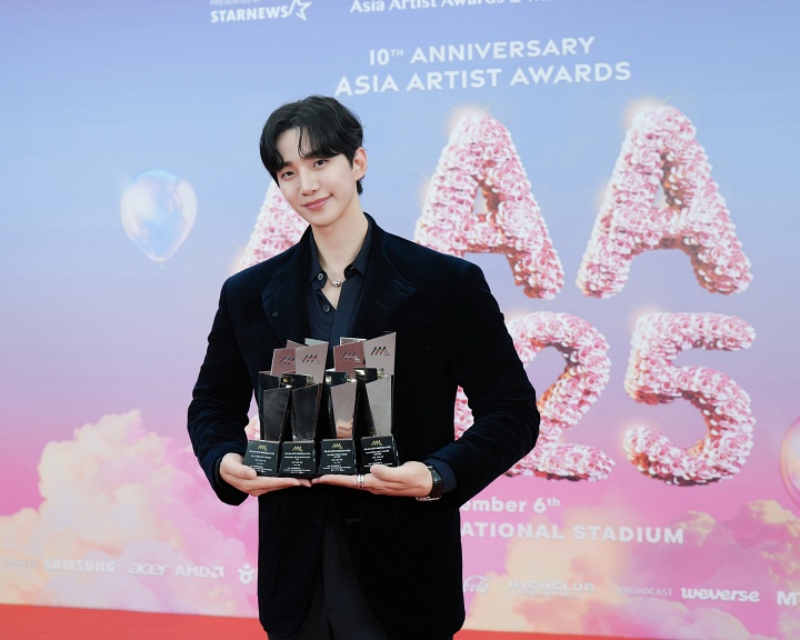 <b>이준호</b> '<b>AAA</b> 2025'서 대상 포함 4관왕·MC 활약