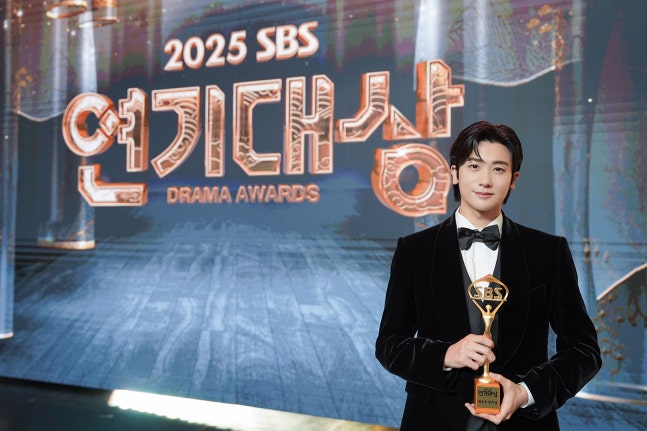 パク・ヒョンシク、「宝島」でSBS演技大賞受賞—主役像の変化を示唆
