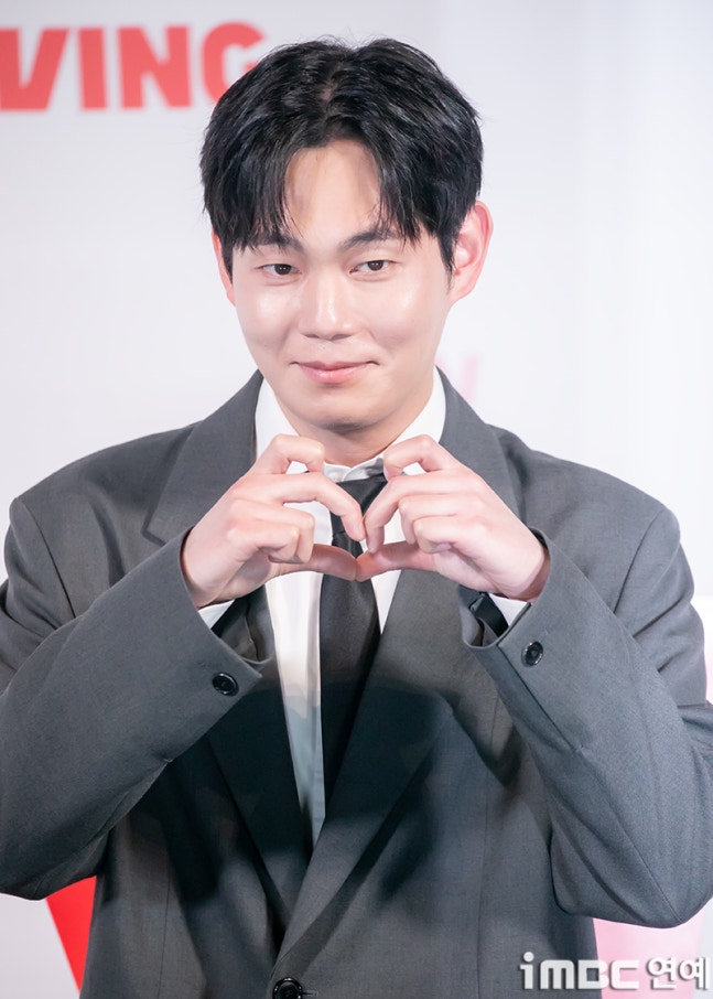 劉慶秀攜手金允石主演《在議員的保祐之下》，展現深刻演技火花