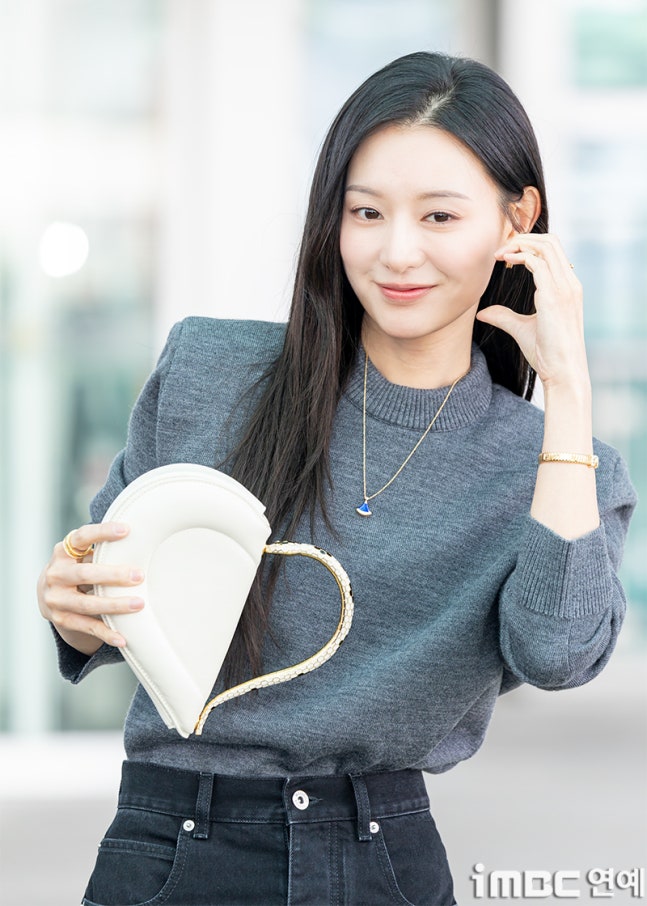 러블리하고 우아한 모습으로 출국하는 지원님