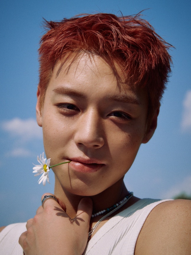 Ảnh concept thứ tư của album single đầu tiên RE:FLECT.