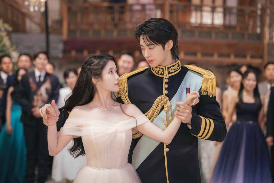 아이유 ·변우석, 사고 쳤다! 아시아 빼고도 글로벌 1위 ‘21세기 대군부...