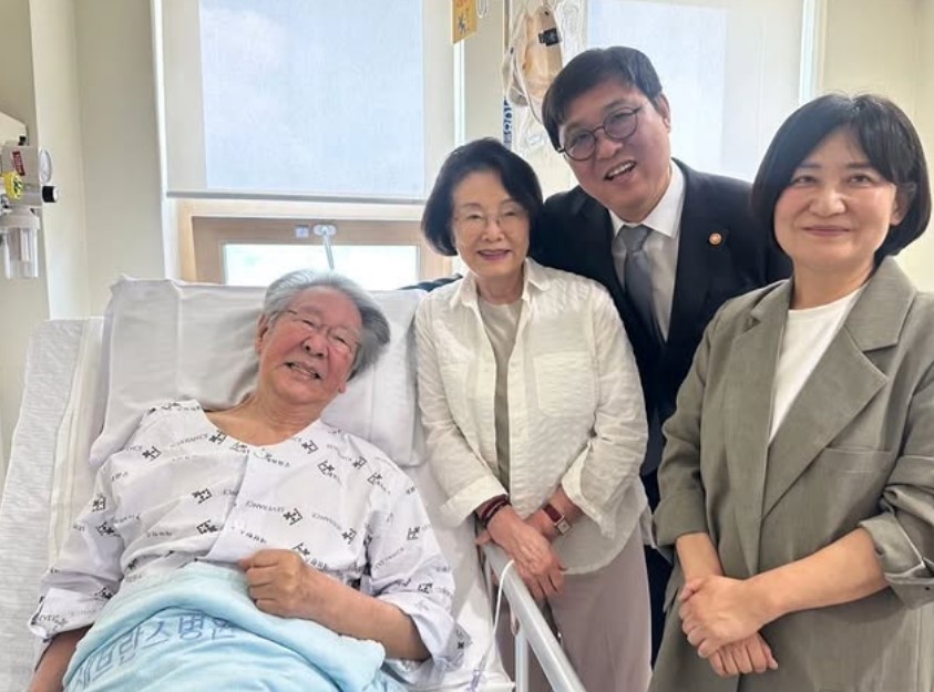“퇴원하면 술 한잔” 최불암, 입원 근황 공개…아내 <b>김민자</b>와 미소
