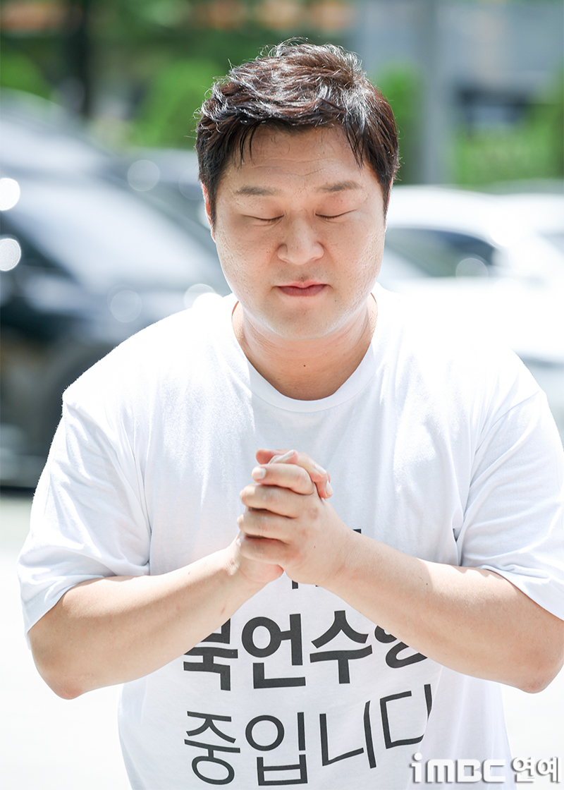 [포토] <b>윤경호</b>, 친근한 토커 <b>묵언수행</b> 중
