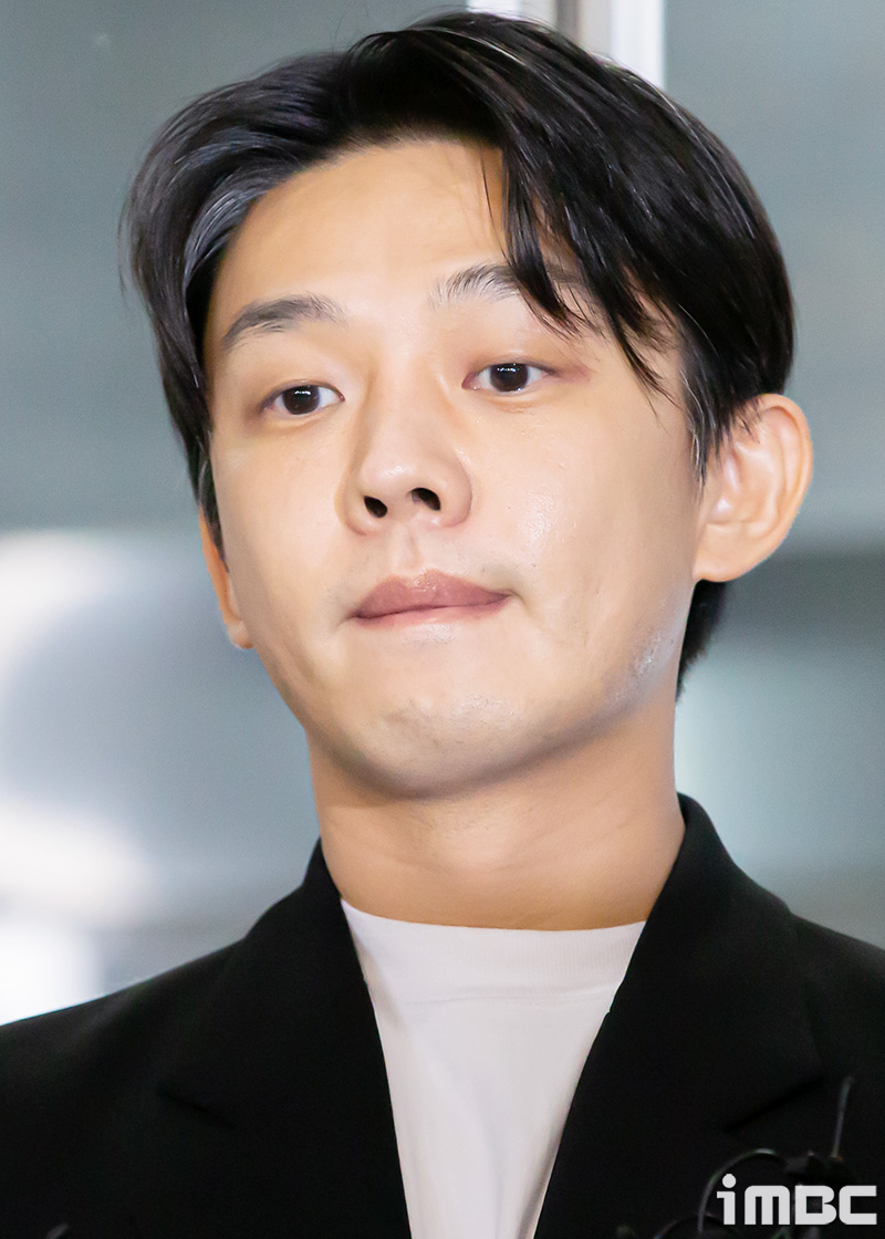복귀 시동 건 <b>유아인</b>, '호프' <b>시사회</b>서 포착…모자 눌러쓰고 미소 '방긋...