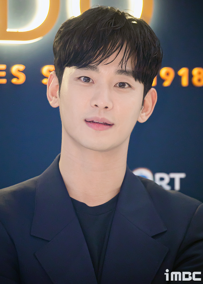 배우 김수현, 1년 4개월 만에 필리핀 브랜드 광고 촬영 시작으로 복귀 ...