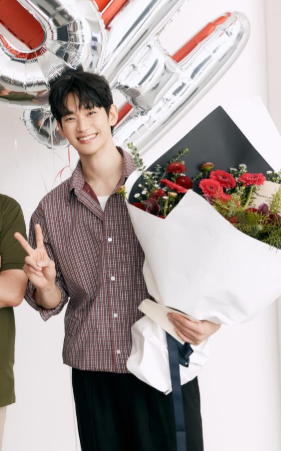 김수현, 꽃다발 들고 환한 미소…광고 촬영으로 활동 재개