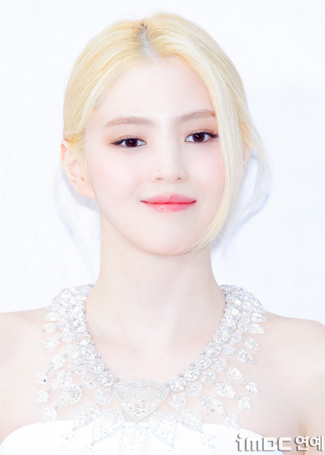 정면을 응시하며 미소 짓는 모습