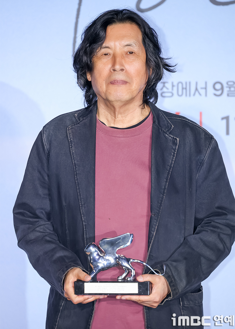 [포토] 이창동 감독, <b>은사자상</b> <b>가능한</b> 수상