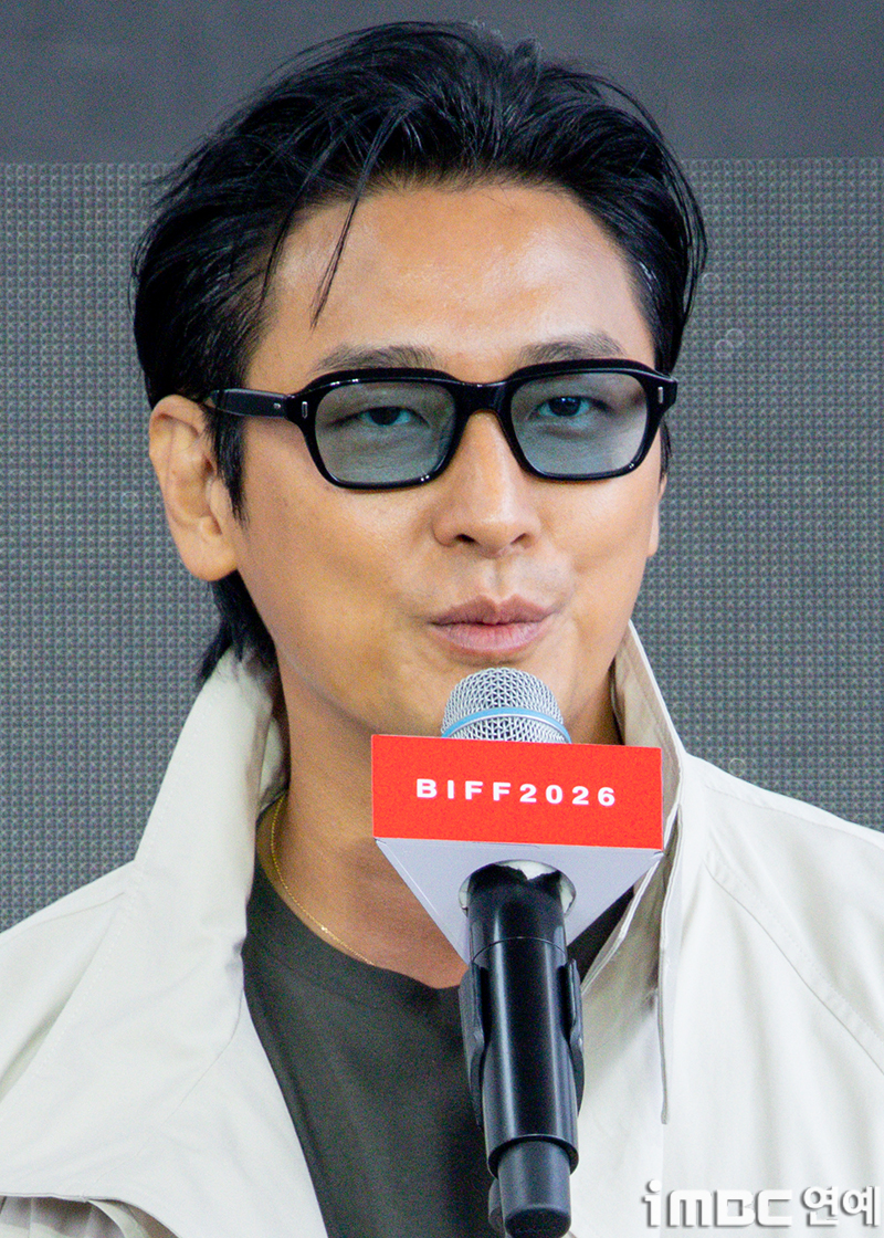 [포토] <b>주지훈</b>, <b>재혼황후</b> 인기 기대됩니다
