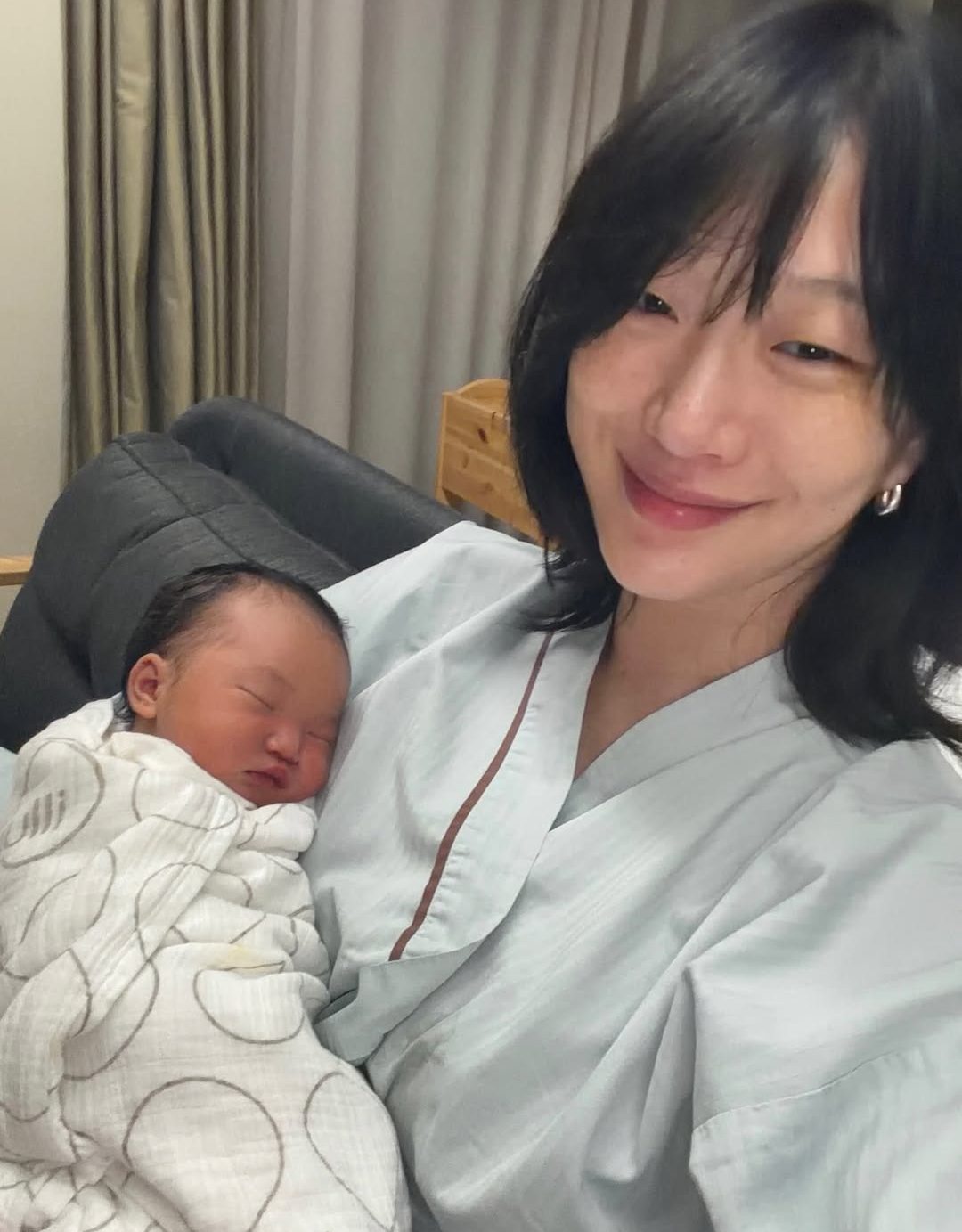 모델 <b>최소라</b>, 결혼 7년 만 <b>득녀</b>…"딸 이름 이초이" [소셜in]