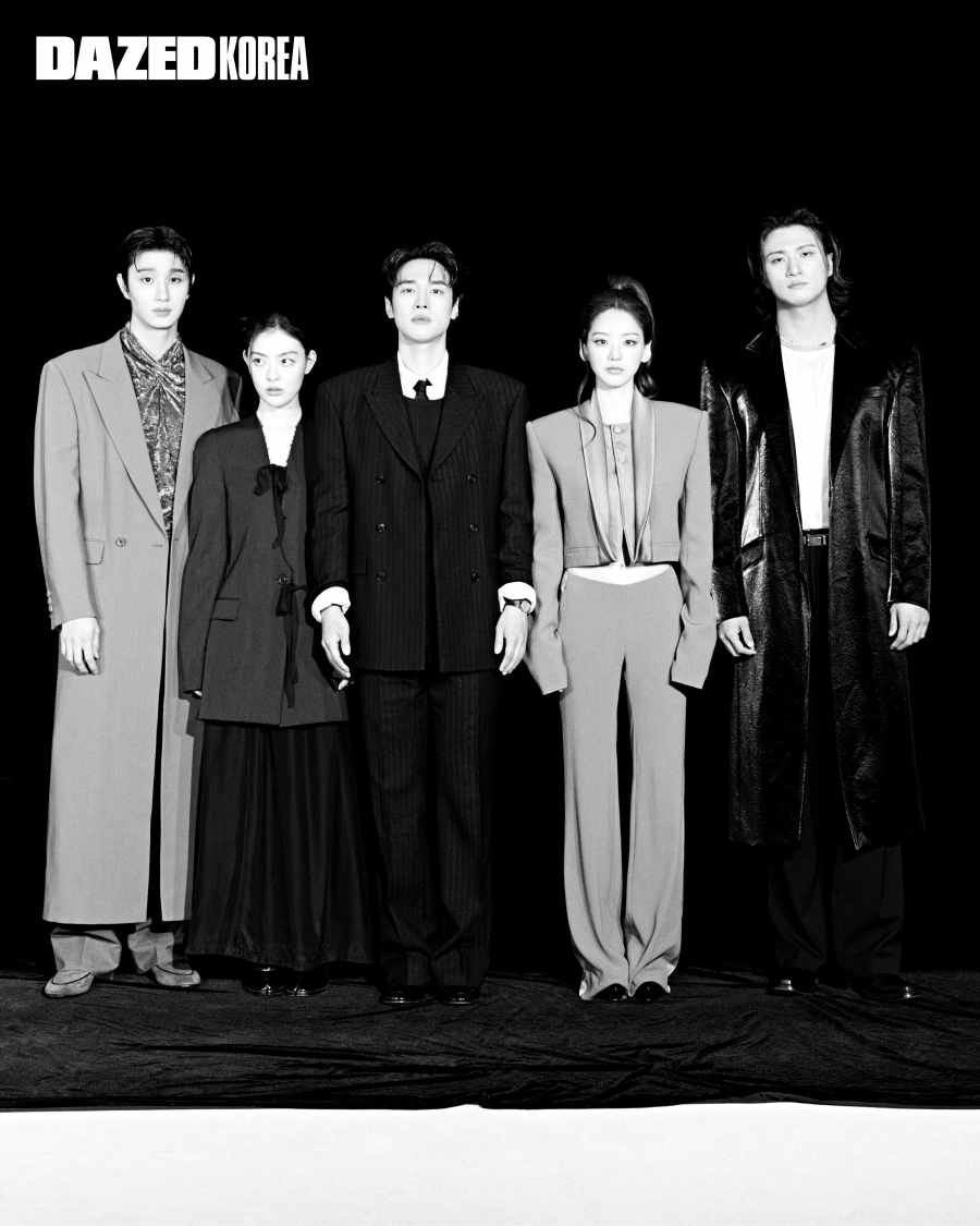 モノクロ写真で並び、ロングコートやスーツを着こなす『最終面接』出演者5人
