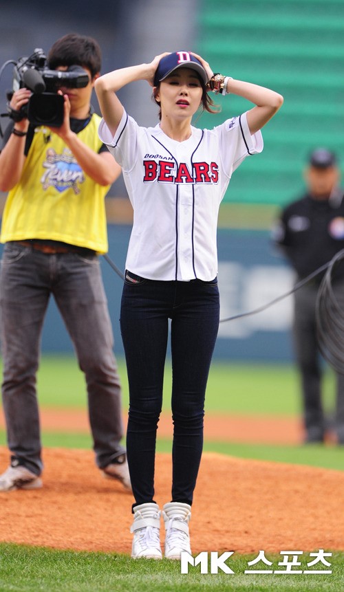 [mk포토] <b>시구</b> <b>소이현</b> `모자는 똑바로 써야죠`