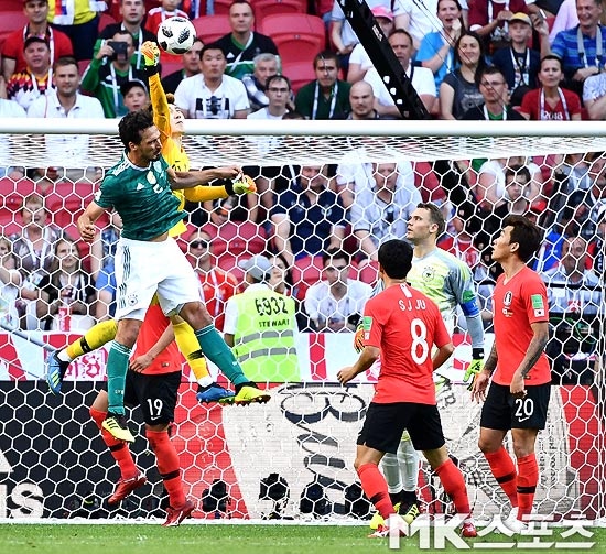 조현우 선방 지켜보는 노이어.jpg | 인스티즈