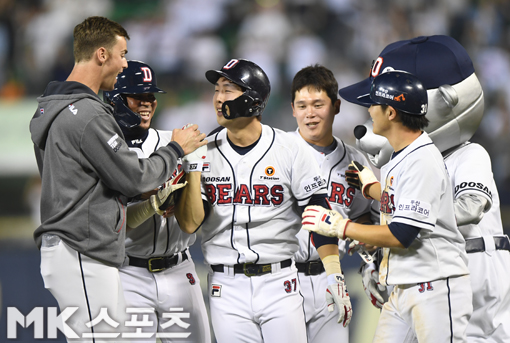 `<b>끝내기승</b>` <b>두산</b> `SK와 공동선두` [MK포토]