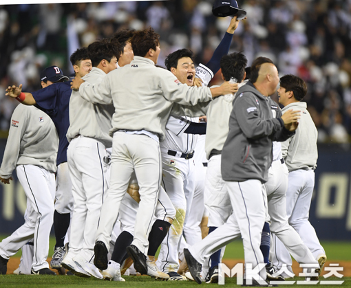 역전승 <b>두산</b> `오늘도 <b>끝내기승</b>이다` [MK포토]