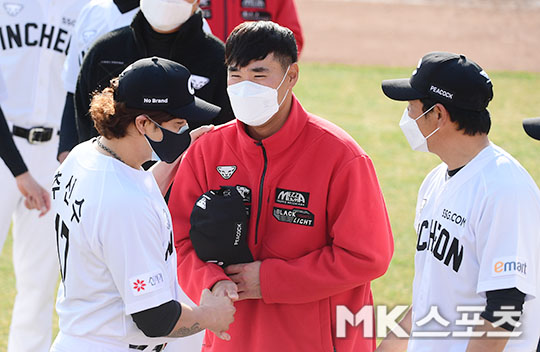 <b>추신수</b> '<b>캡틴</b> 이재원과 악수' [MK포토]