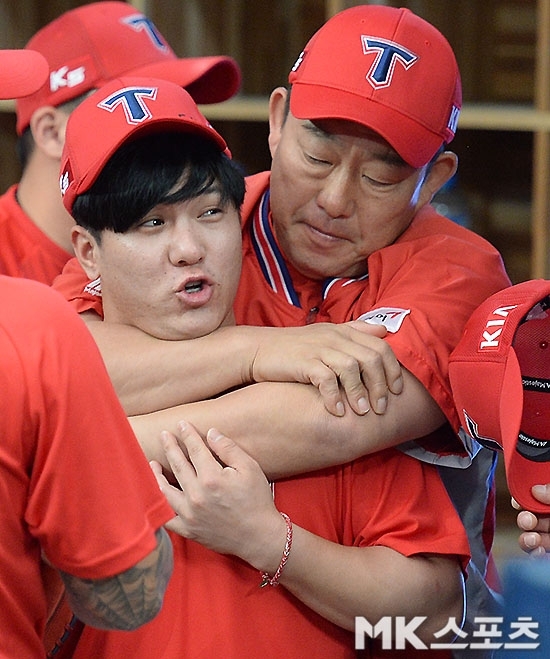 <b>타케시</b> 배터리<b>코치</b> 6년 만에 전격 복귀…KIA, 2024시즌 코칭스태프 보직 확정...