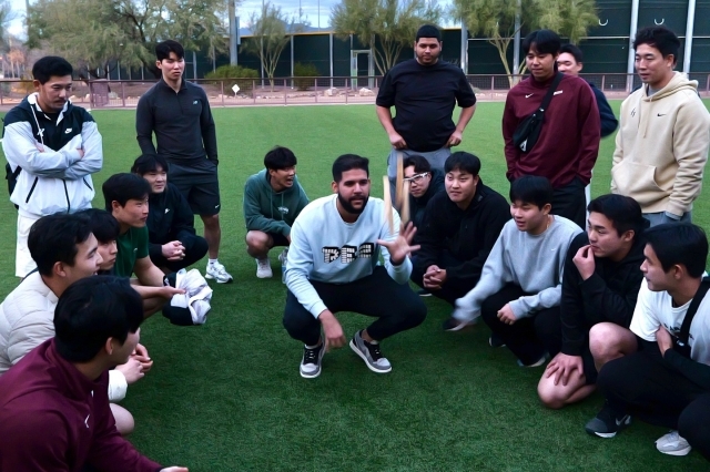 <b>키움</b>, 애리조나서 떡국 먹고 <b>윷놀이</b> 대회까지...명절 느낌 제대로 냈다