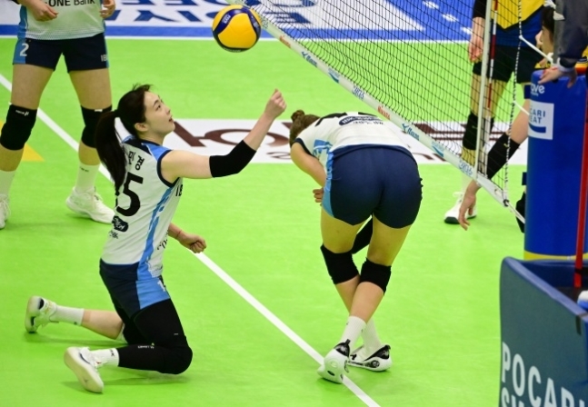[벳조이]‘범실만 24회’ 스스로 무너진 IBK기업은행…‘3-0 완승’ 현대건설, 선두 흥국생명과 1점 차! [MK수원]