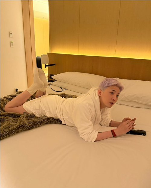 This is a picture of GD looking relaxed before the tour started, posted on his Instagram.