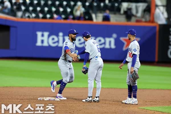 테오스카 맞이하는 <b>김혜성</b> [MK포토]