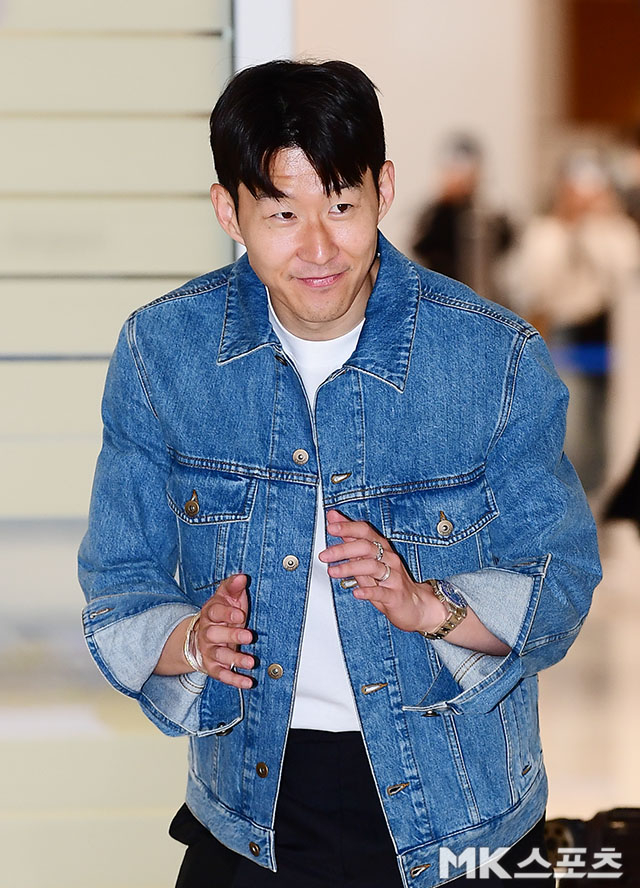 ‘유로파 챔피언’ 손흥민, 프로 ‘첫 <b>우승컵</b>’ 들고 귀국···‘팬들 요...