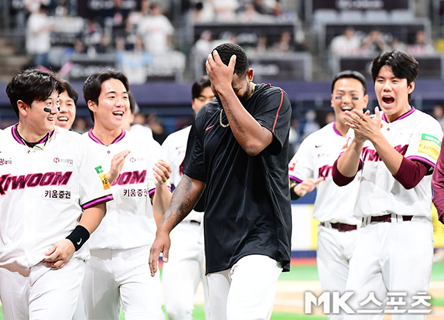 <b>복귀전</b>에서 <b>승리</b> 거두고 박수 받는 <b>알칸타라</b> [MK포토]