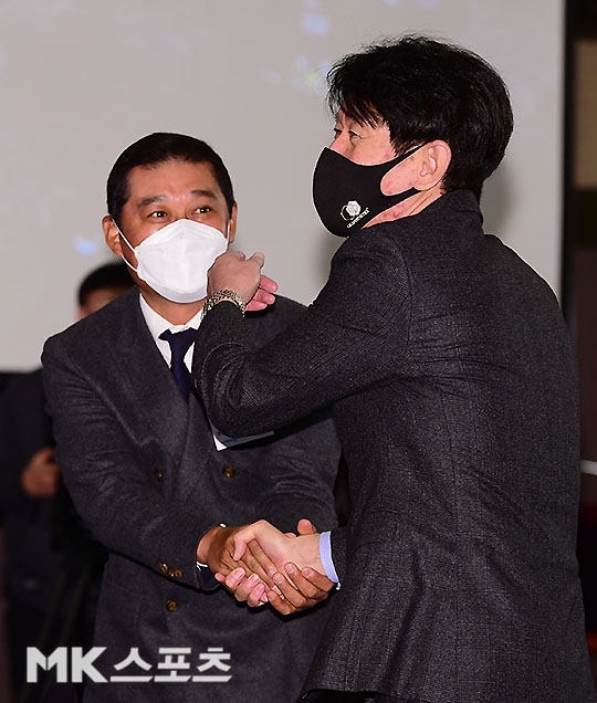 “만류했지만 의사 존중하기로” <b>이종범</b> KT 코치, 시즌 중 퇴단…감독으...