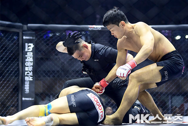 <b>윤형빈</b> ‘유튭 채널 건 <b>대결</b>에서 <b>밴쯔</b>에 TKO승’ [MK포토]