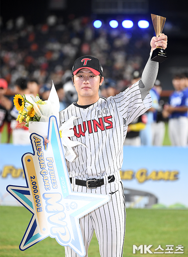 손용준 ‘<b>퓨처스 올스타전 MVP</b>’ [MK포토]