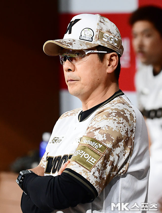 ‘최하위’ <b>키움</b>, <b>홍원기 감독</b>·고형욱 단장 동반 <b>경질</b> 충격 결단 [공식...
