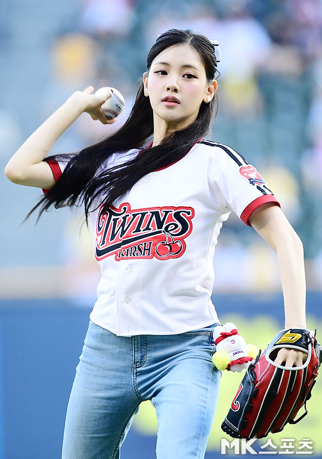 <b>베이비돈크라이 이현</b> ‘인형의 <b>시구</b>’ [MK포토]