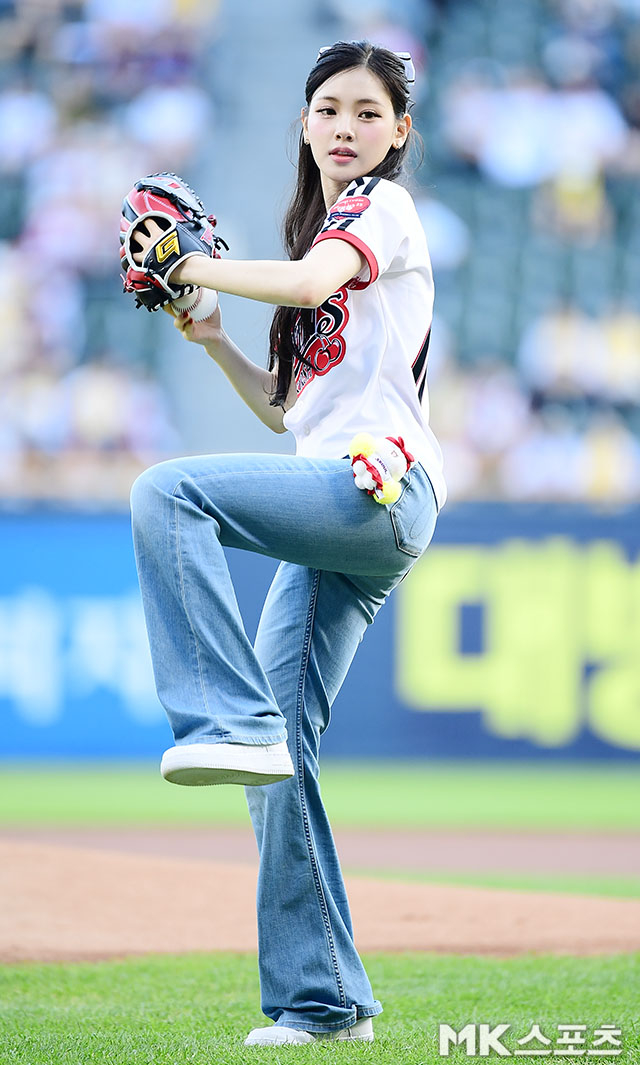 <b>베이비돈크라이</b> ‘인형 <b>시구</b>’ [MK포토]
