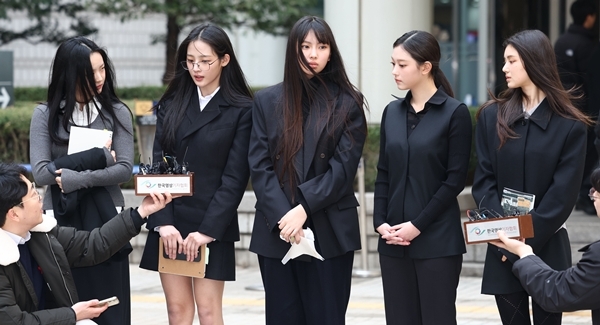 어도어 vs <b>뉴진스</b>, 여전한 <b>갈등</b>...“기다리고 있어” vs “못 돌아가”...
