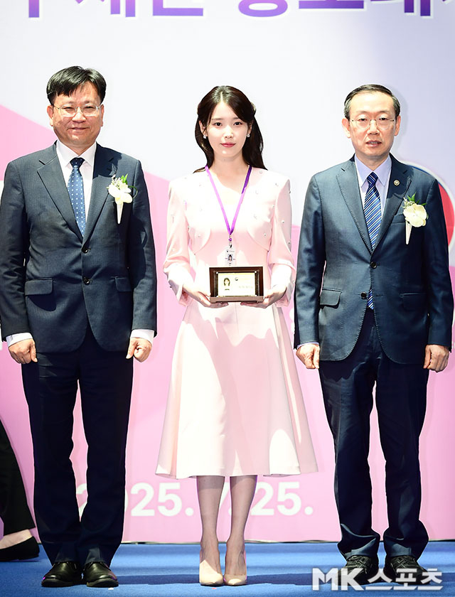 <b>인천공항</b>본부<b>세관 홍보대사</b>가 된 <b>아이유</b> [MK포토]