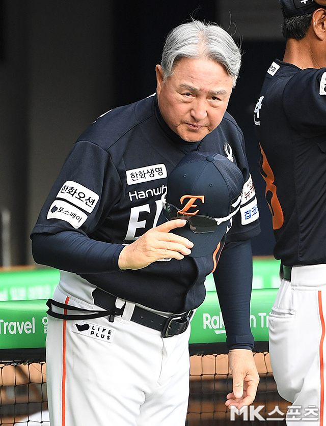 “신경 안 쓰인다면 거짓말”…1위 <b>탈환</b> 노리는 김경문 한화 감독 “모...