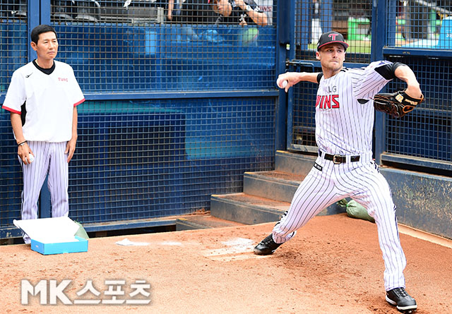 LG 새외국인 <b>톨허스트</b> 피칭 지켜보는 <b>염경엽 감독</b> [MK포토]