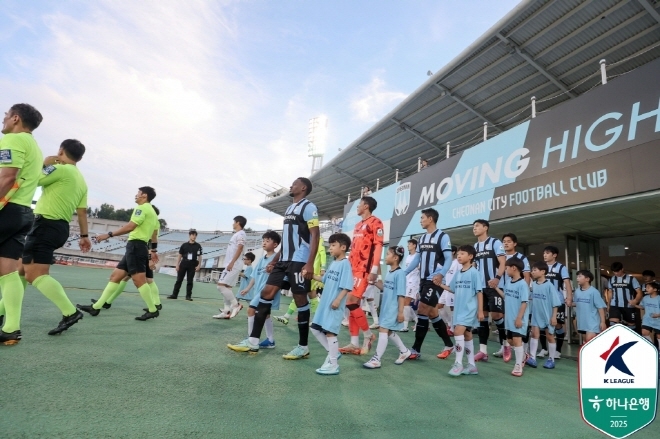 <b>김태완 감독</b>, <b>천안</b> 지휘봉 내려놨다···‘K리그2 최하위로 내려앉은 성...