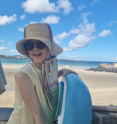 “AI도 기절초풍할 미모”… 54세 <b>이영애</b>, 73세 남편 메뉴 수확 <b>수영복</b> ...