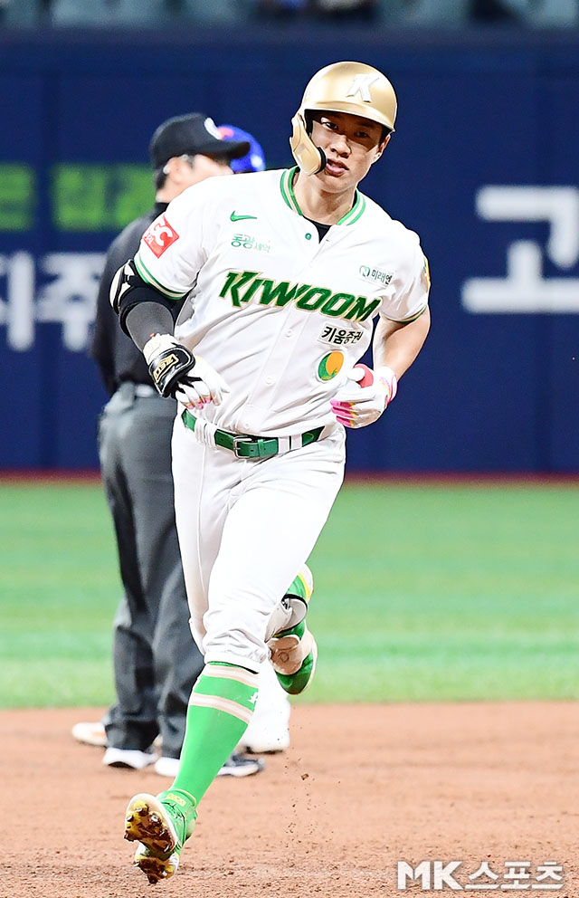 <b>송성문</b> ‘<b>폰세</b>, 상대로 <b>솔로포</b>’ [MK포토]