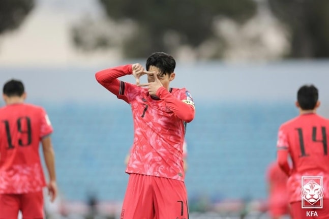 캡틴 <b>손흥민</b> 시대 끝? 부정 없는 <b>홍명보</b> 감독…“어떤 일 일어날지 몰라...