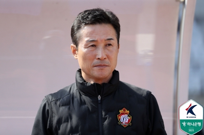 “축구계엔 비밀이 없잖아” ‘<b>사퇴</b>’ <b>이을용 감독</b>의 마지막 각오···...
