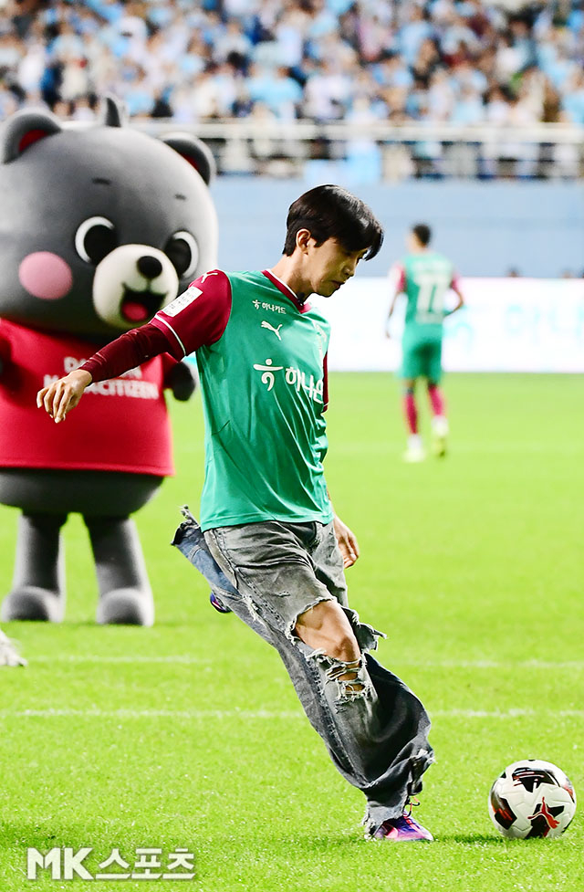 시축하는 <b>임영웅</b> ‘남다른 축구 사랑’ [MK포토]