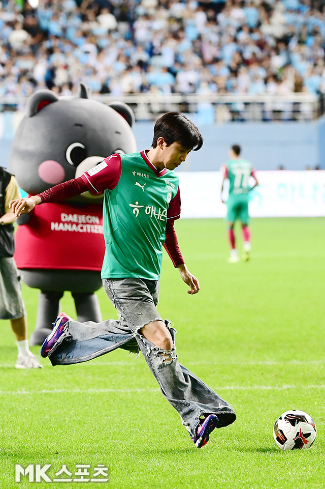 시축하는 <b>임영웅</b> ‘축구에 진심’ [MK포토]